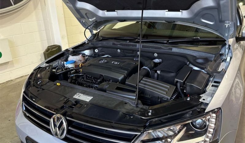 Volkswagen Jetta 4D SEDAN 155 TSI Highline Sport 2015 full