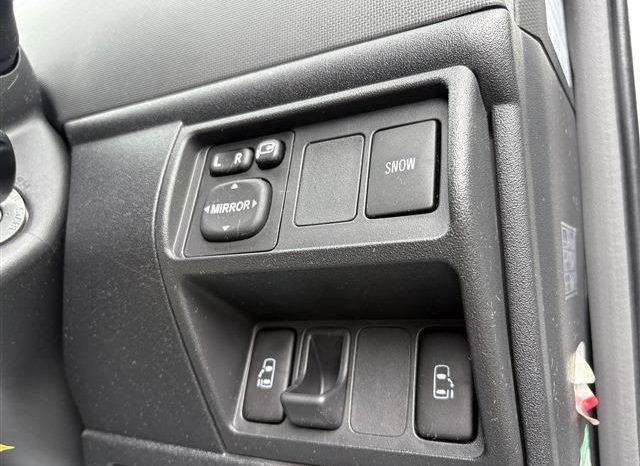 Toyota Sienta  2013 full