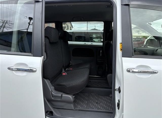 Toyota Sienta  2013 full