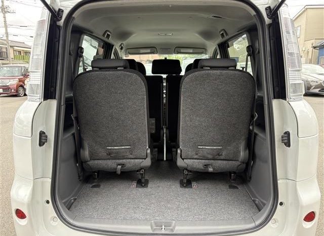 Toyota Sienta  2013 full