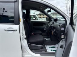 Toyota Sienta  2013 full