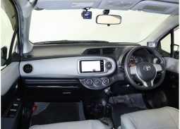 Toyota Vitz Jewela Smart Stop Package 2011 full