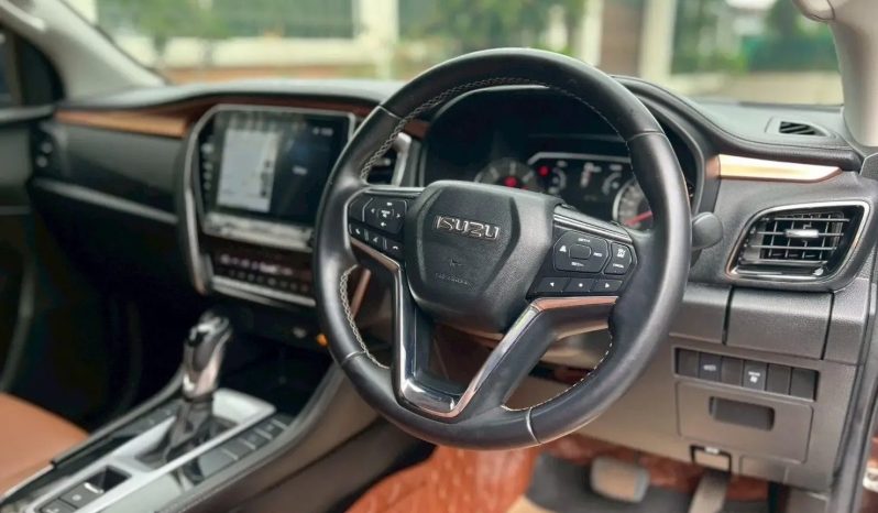 Isuzu MU-X 3.0 Ultimate 2WD 2022 full