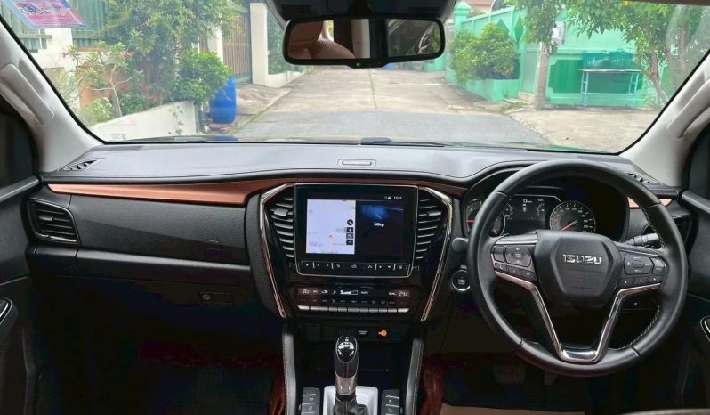 Isuzu MU-X 3.0 Ultimate 2WD 2022 full
