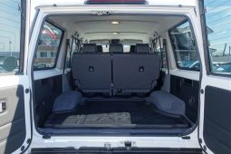Toyota Land Cruiser 70 full