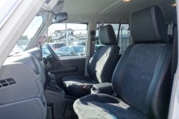 Toyota Land Cruiser 70 full