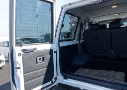 Toyota Land Cruiser 70 full