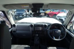 Toyota Land Cruiser 70 full