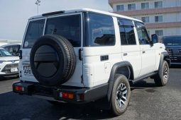 Toyota Land Cruiser 70 full