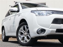 Mitsubishi Outlander PHEV G Safety Package 2015 full