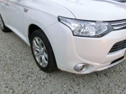 Mitsubishi Outlander PHEV G Navi Package 2013 full