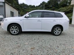 Mitsubishi Outlander PHEV G Navi Package 2013 full