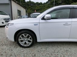 Mitsubishi Outlander PHEV G Navi Package 2013 full