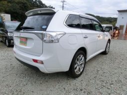 Mitsubishi Outlander PHEV G Navi Package 2013 full