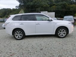 Mitsubishi Outlander PHEV G Navi Package 2013 full