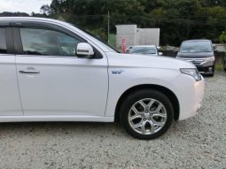 Mitsubishi Outlander PHEV G Navi Package 2013 full