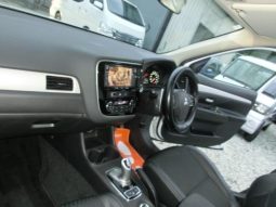 Mitsubishi Outlander PHEV G Navi Package 2013 full