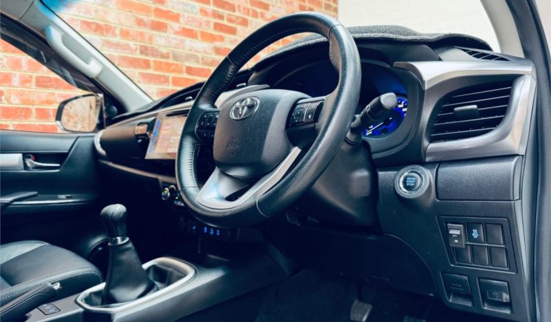 TOYOTA HILUX SR5 2018 full