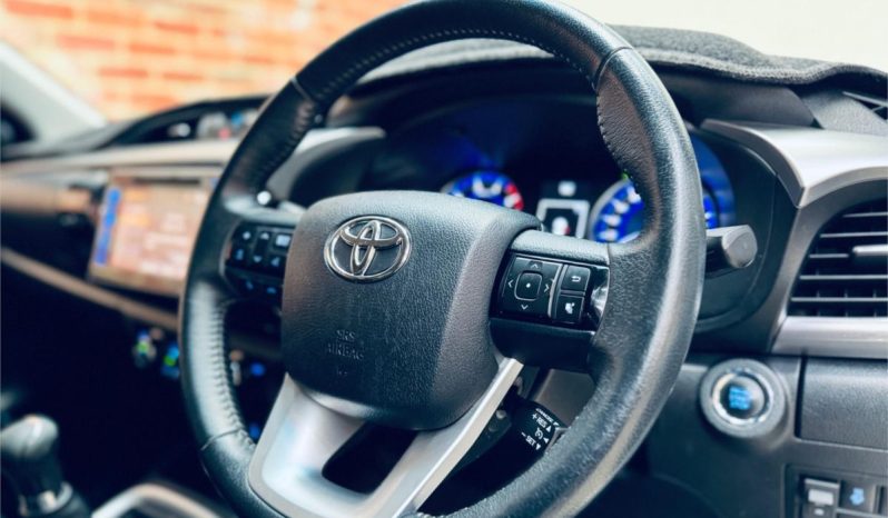 TOYOTA HILUX SR5 2018 full