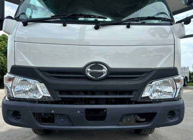 Hino Dutro Flat Body 2t or More and Less Than 5t 2017 full