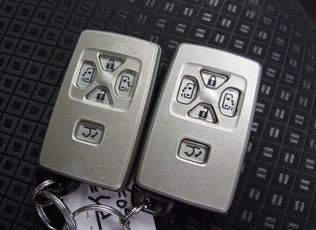 Toyota ISIS Plantana U Selection 2010 full