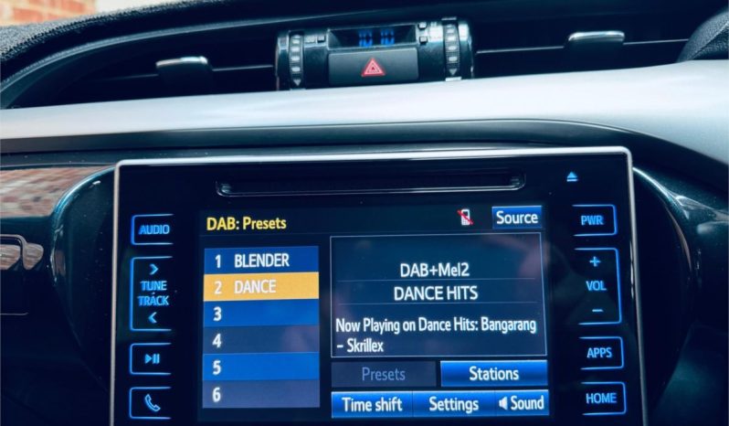 TOYOTA HILUX SR5 2018 full