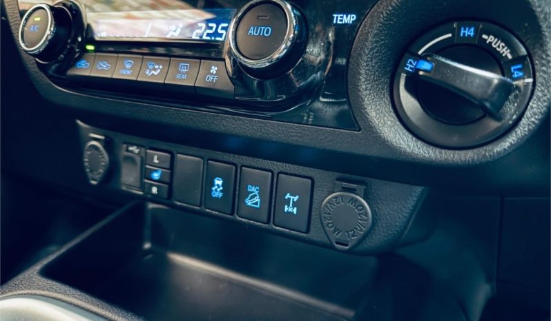 TOYOTA HILUX SR5 2018 full