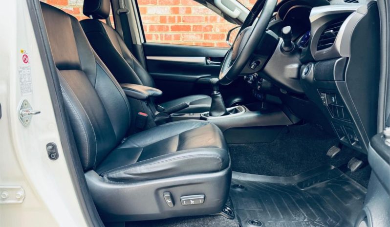 TOYOTA HILUX SR5 2018 full