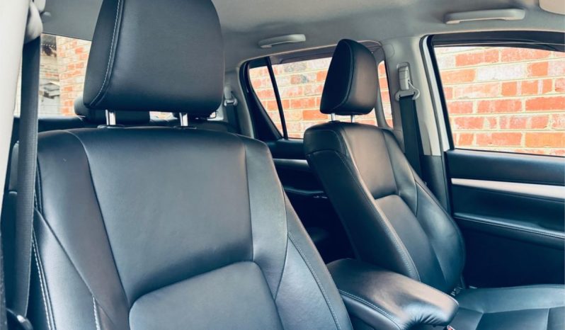 TOYOTA HILUX SR5 2018 full