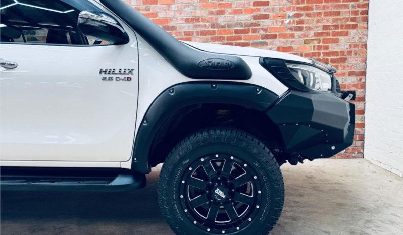 TOYOTA HILUX SR5 2018 full