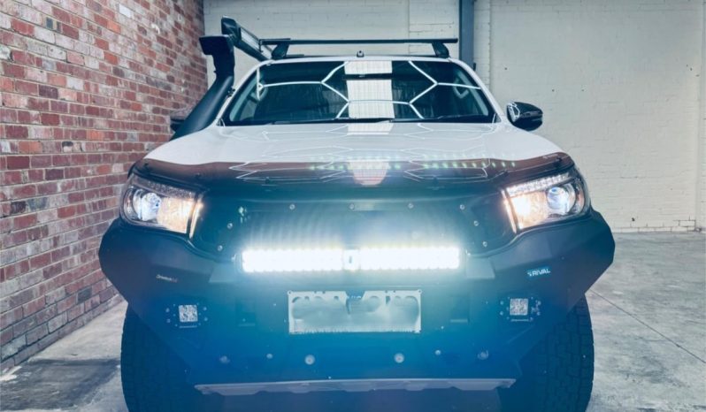 TOYOTA HILUX SR5 2018 full