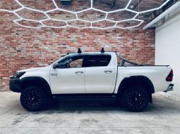 TOYOTA HILUX SR5 2018 full
