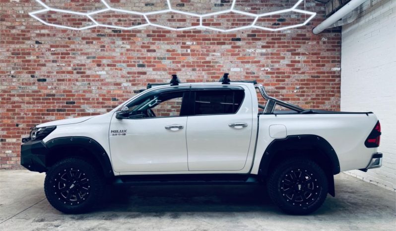 TOYOTA HILUX SR5 2018 full
