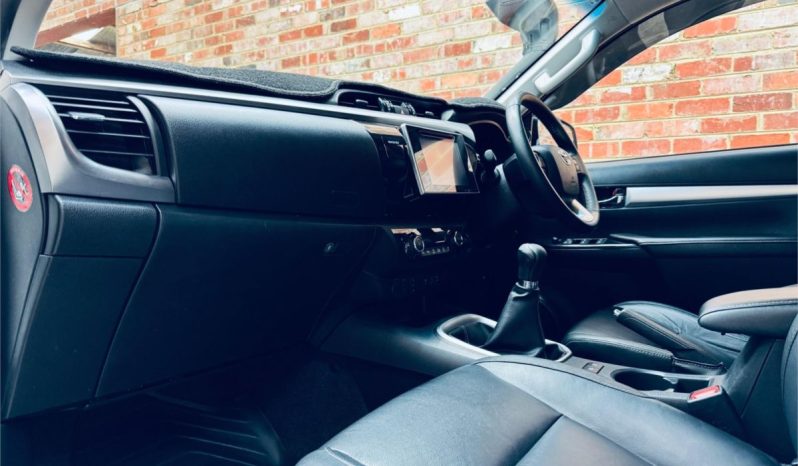 TOYOTA HILUX SR5 2018 full