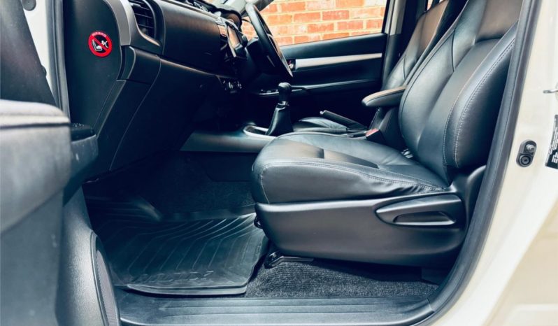 TOYOTA HILUX SR5 2018 full