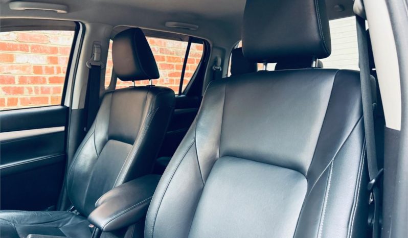 TOYOTA HILUX SR5 2018 full
