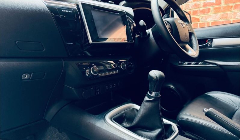 TOYOTA HILUX SR5 2018 full