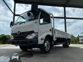 Hino Dutro Flat Body 2t or More and Less Than 5t 2017