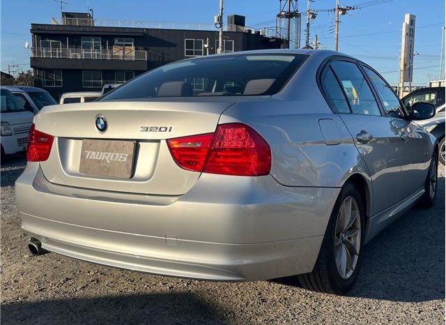 BMW 3 Series 320i 2010 full