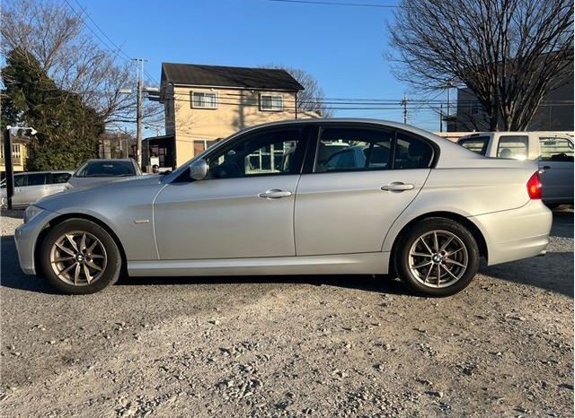 BMW 3 Series 320i 2010 full