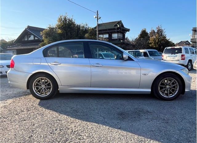 BMW 3 Series 320i 2010 full