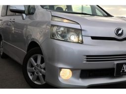 TOYOTA VOXY ( ZS ) 2008 full