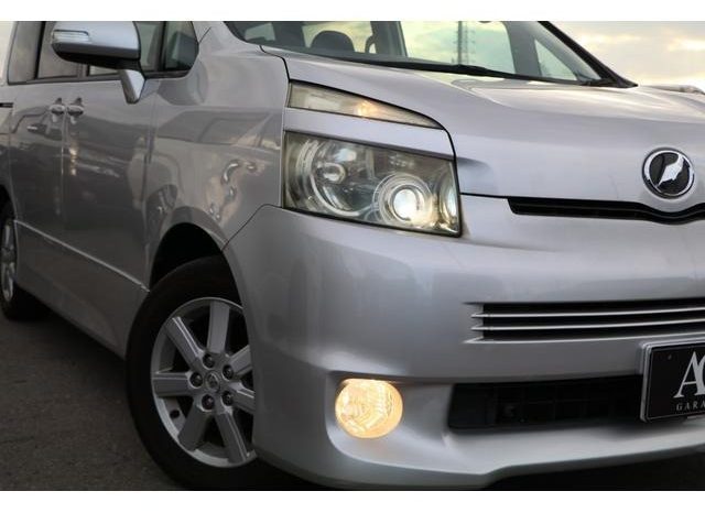TOYOTA VOXY ( ZS ) 2008 full