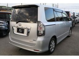TOYOTA VOXY ( ZS ) 2008 full