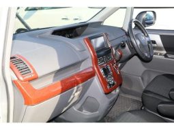 TOYOTA VOXY ( ZS ) 2008 full