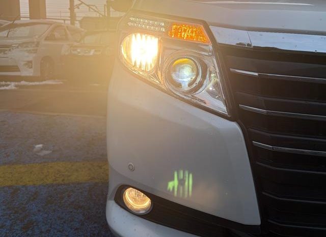 TOYOTA NOAH HYBRID G 2015 full