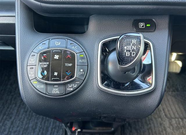 TOYOTA VOXY HYBRID ZS 2016 full